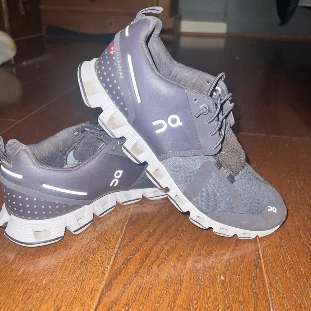 On cloud Womens size 6